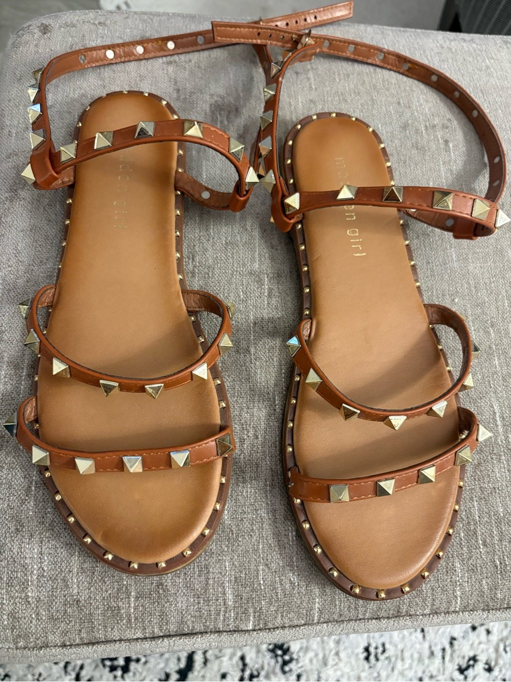 Steve Madden 6.5 tan Studded Leather strappy Flat Sandals